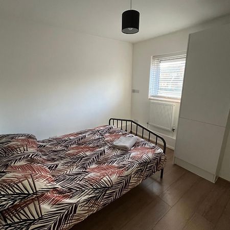 Immaculate 2 Bed Flat With Free Parking! Apartment Уотфорд Екстериор снимка