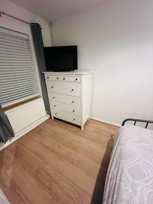 Immaculate 2 Bed Flat With Free Parking! Apartment Уотфорд Екстериор снимка