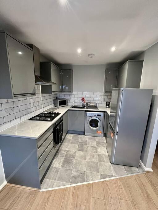 Immaculate 2 Bed Flat With Free Parking! Apartment Уотфорд Екстериор снимка
