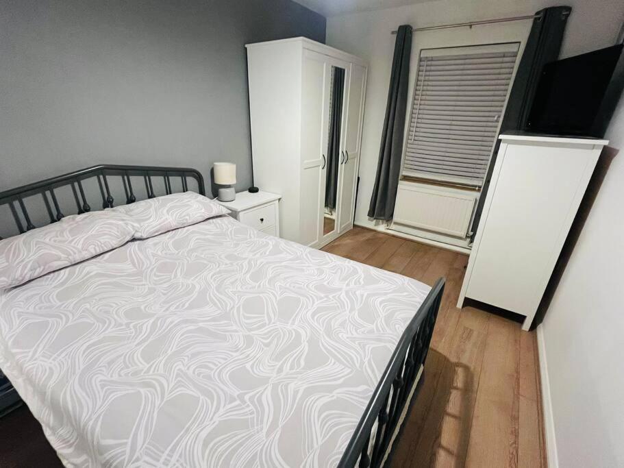Immaculate 2 Bed Flat With Free Parking! Apartment Уотфорд Екстериор снимка
