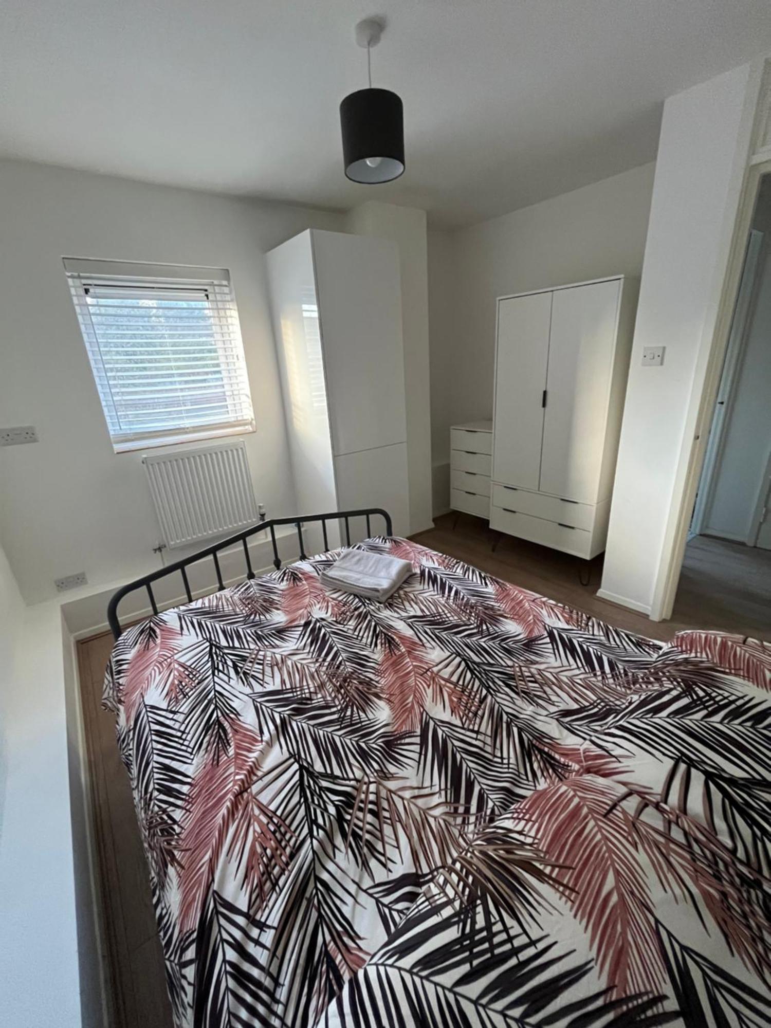 Immaculate 2 Bed Flat With Free Parking! Apartment Уотфорд Екстериор снимка